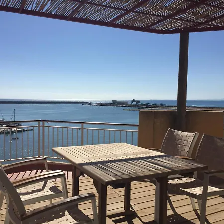 Marina Breeze Apartment